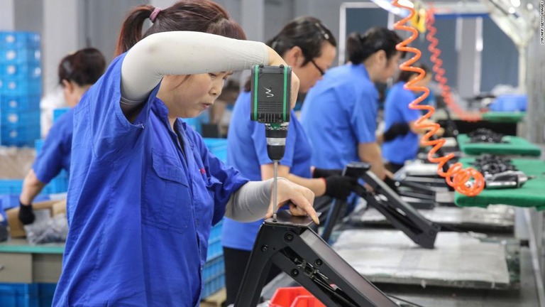 中国の８月の工業生産は４．４％増と、１７年ぶりの低水準に落ち込んだ/STR/AFP/Getty Images