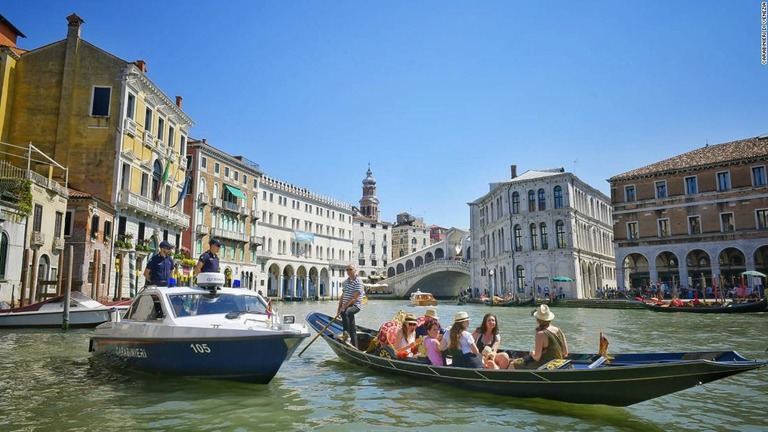 イタリアの観光名所ベネチアで、男２人が全裸で運河に入り罰金を科された/Carabinieri di Venezia