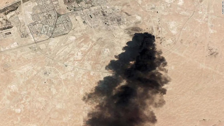 石油施設からあがる黒煙を捉えた衛星画像/Planet Labs Inc.