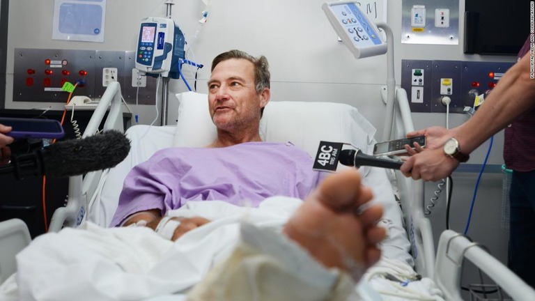 病院のベッドでメディアの取材に答えるニール・パーカーさん/PA Hospital media and communications