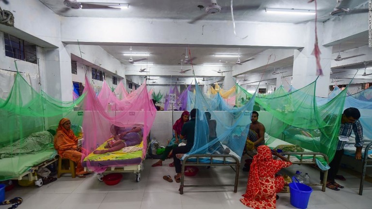バングラデシュの病院。蚊帳を吊ったベッドで患者が休んでいる/MUNIR UZ ZAMAN/AFP/Getty Images