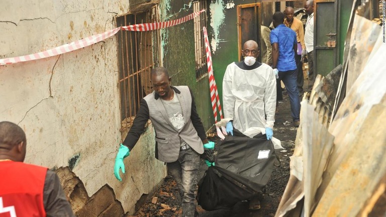 リベリア首都の学校で火災があり、子ども２６人と教員２人が死亡した/ZOOM DOSSO/AFP/Getty Images