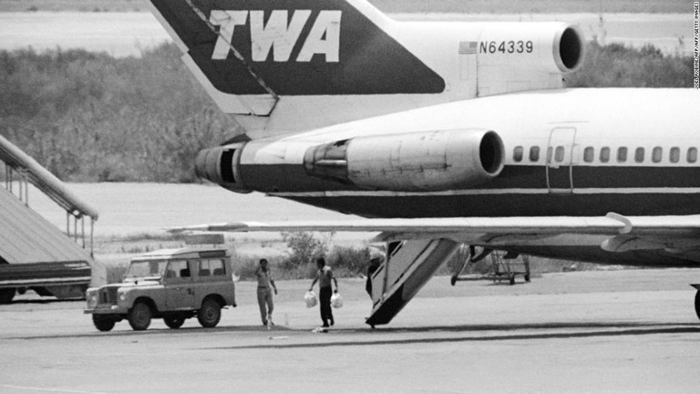 乗っ取られたＴＷＡ機にサンドイッチの袋を運ぶ職員＝１９８５年６月１７日、レバノンのベイルート空港/JOEL ROBINE/AFP/AFP/Getty Images
