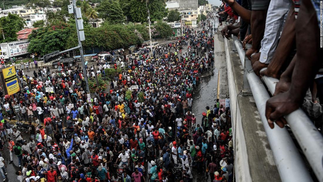 燃料不足に抗議する人々＝９月２０日、首都ポルトープランス/CHANDAN KHANNA/AFP/AFP/Getty Images