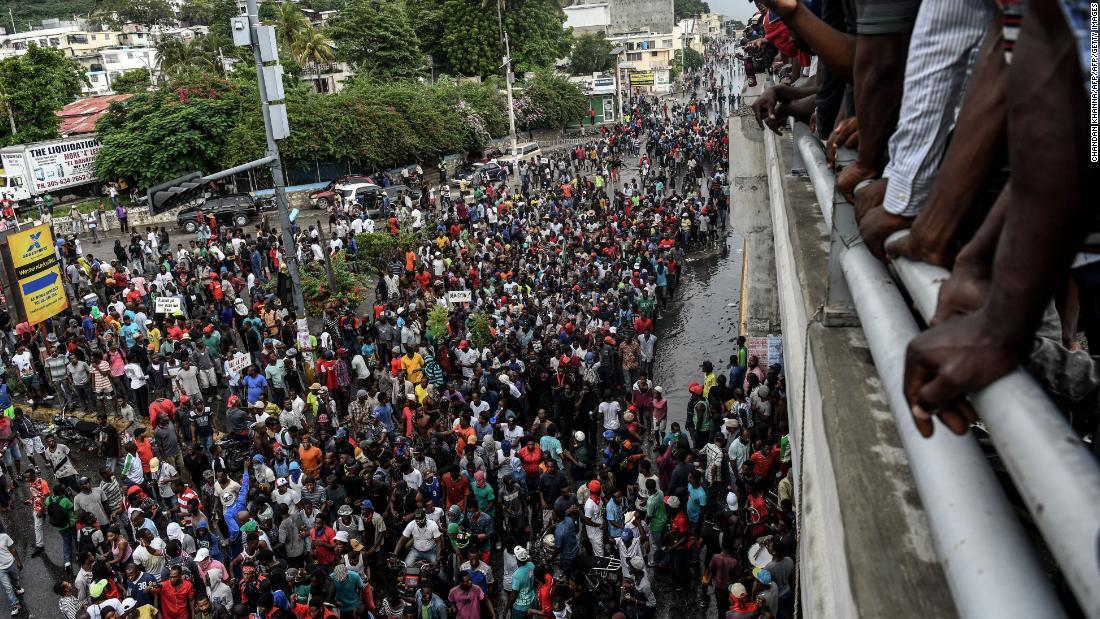 燃料不足に抗議する人々=9月20日、首都ポルトープランス/CHANDAN KHANNA/AFP/AFP/Getty Images
