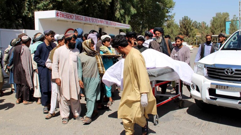 担架で遺体を運ぶ地元住民＝アフガニスタン/NOOR MOHAMMAD/AFP/AFP/Getty Images