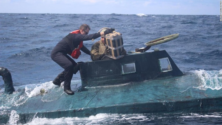 米沿岸警備隊が５トンを超えるコカインを積んだ「麻薬潜水艇」を摘発/U.S. Coast Guard District