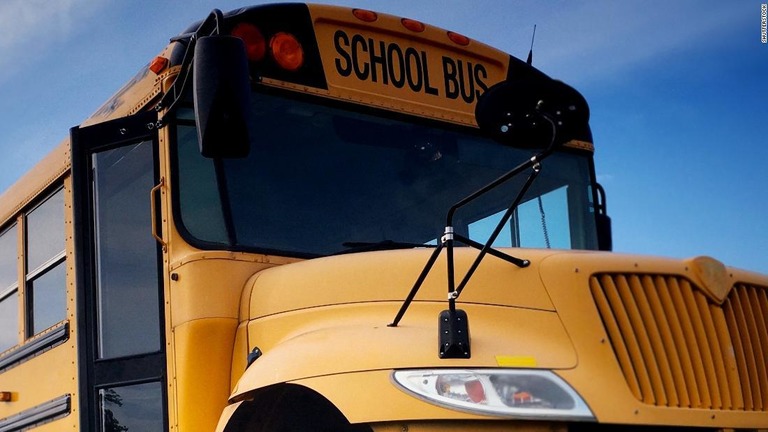 米国でスクールバスに乗車中の１１歳女児がヘイトクライムなどで逮捕された/Shutterstock 
