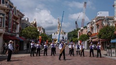 デモで客足が遠のいた香港ディズニーランド。バンド演奏の聴衆もまばらだ