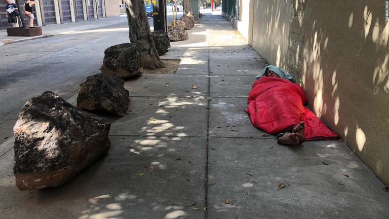 サンフランシスコの住民が歩道に岩を置いてホームレスのテント生活を阻止/Dan Simon/CNN