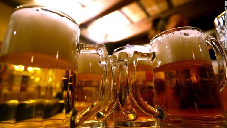 ビールの本場、ドイツの裁判所が二日酔いを「疾病」と認定した/Alexander Hassenstein/Getty Images Europe/Getty Images
