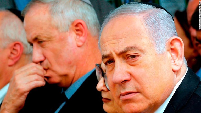 イスラエルのネタニヤフ首相（右）が大統領から組閣の要請を受けた/GIL COHEN-MAGEN/AFP/AFP/Getty Images