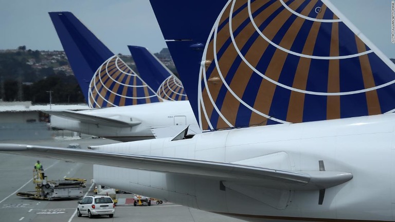 米ユナイテッド機の機内で女性客がトイレに閉じ込められた/Justin Sullivan/Getty Images/File