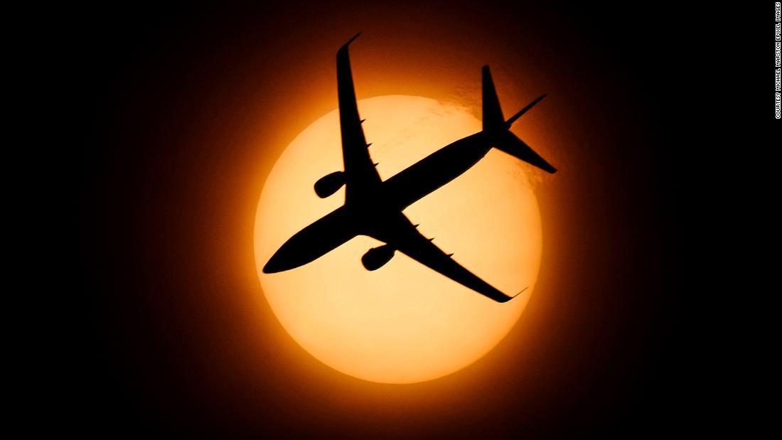 ヴァージン・オーストラリア便が太陽の前を横切る写真/Courtesy Michael Marston ePixel Images