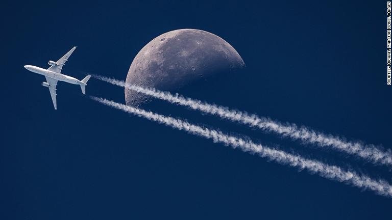 望遠レンズで撮影したキャセイ航空エアバスＡ３５０型機/Courtesy Michael Marston ePixel Images