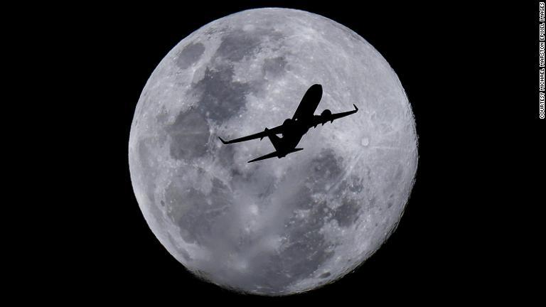 月を背景にシルエットが浮かび上がるヴァージン・オーストラリアのボーイング機/Courtesy Michael Marston ePixel Images