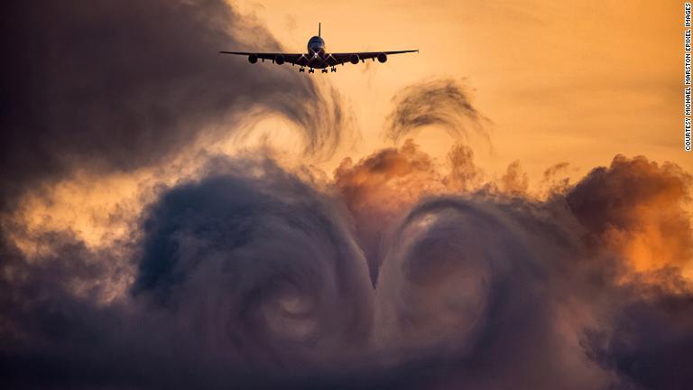 マーストンさんは太陽が写る航空機写真の撮影も楽しんでいる。この写真はエミレーツ航空エアバスＡ３８０型機のもの/Courtesy Michael Marston ePixel Images