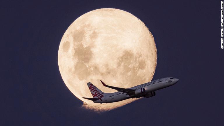 ヴァージン・オーストラリアのボーイング７３７型機が月を横切る様子/Courtesy Michael Marston ePixel Images