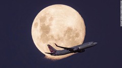 ヴァージン・オーストラリアのボーイング７３７型機が月を横切る様子