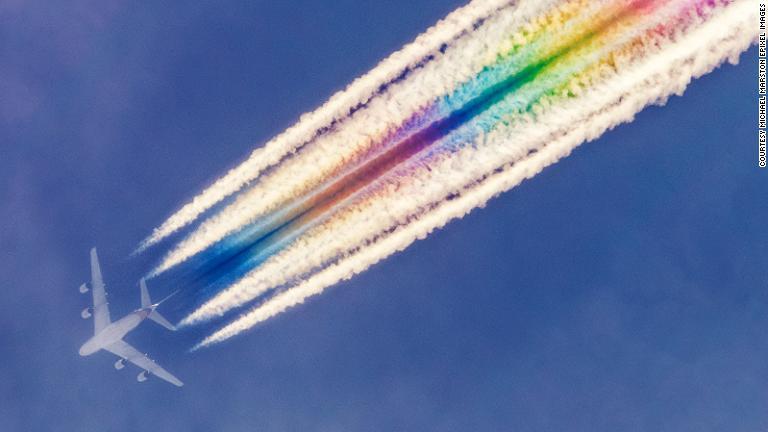 このシンガポール航空Ａ３８０型機も色鮮やかな飛行機雲を作っていた/Courtesy Michael Marston ePixel Images