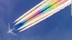 このシンガポール航空Ａ３８０型機も色鮮やかな飛行機雲を作っていた