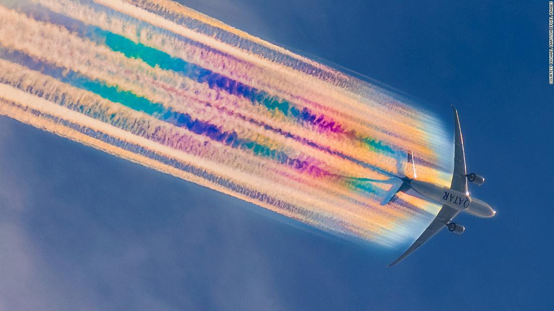 Cnn Co Jp 鮮やかな虹色の飛行機雲を撮影 豪写真家に話を聞く