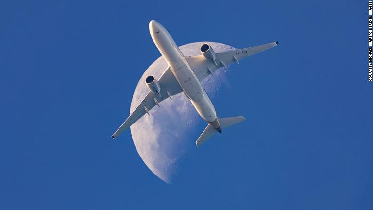 シンガポール航空のエアバスＡ３５０型機が月を横切る写真/Courtesy Michael Marston ePixel Images