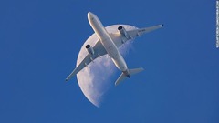 シンガポール航空のエアバスＡ３５０型機が月を横切る写真