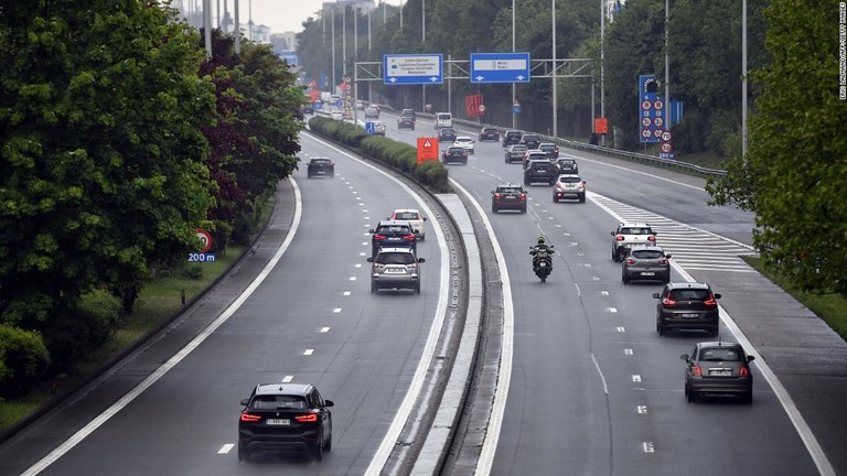 渋滞緩和や二酸化炭素の排出削減に向けて、ブリュッセルで通勤者に対し「カーシェアリング」を奨励する方策が進められる/ERIC LALMAND/AFP/Getty Images