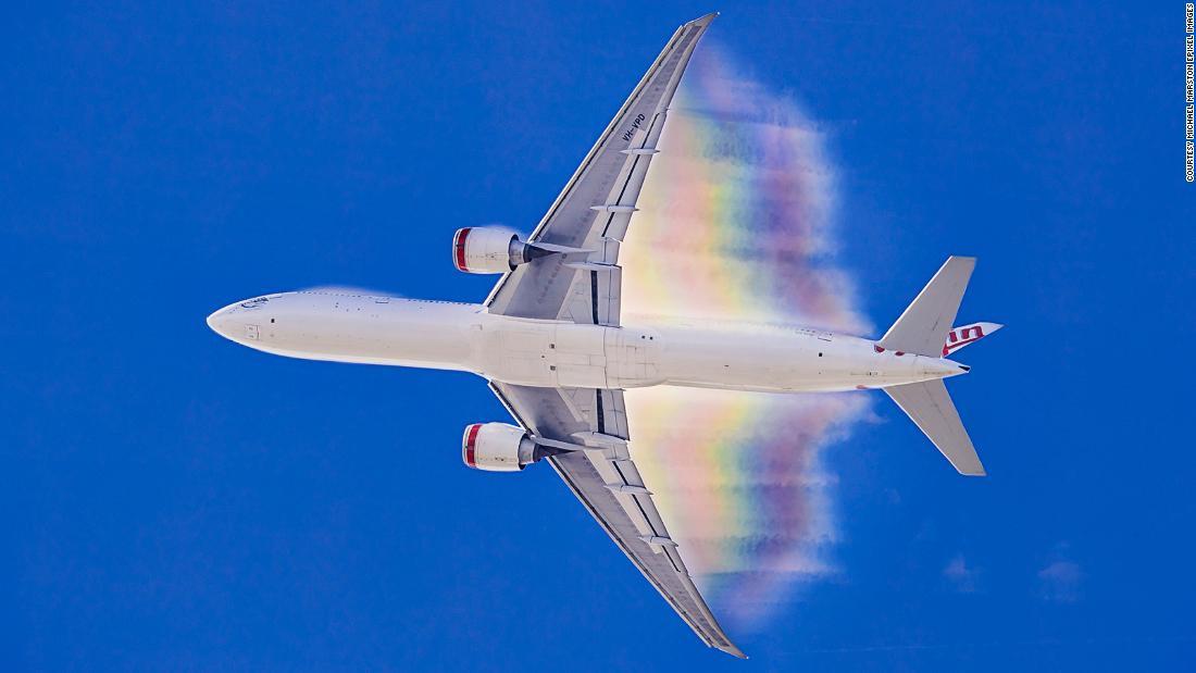 ヴァージン・オーストラリアのボーイング７７７型機。水蒸気の凝結でできた虹が後方に伸びている/Courtesy Michael Marston ePixel Images