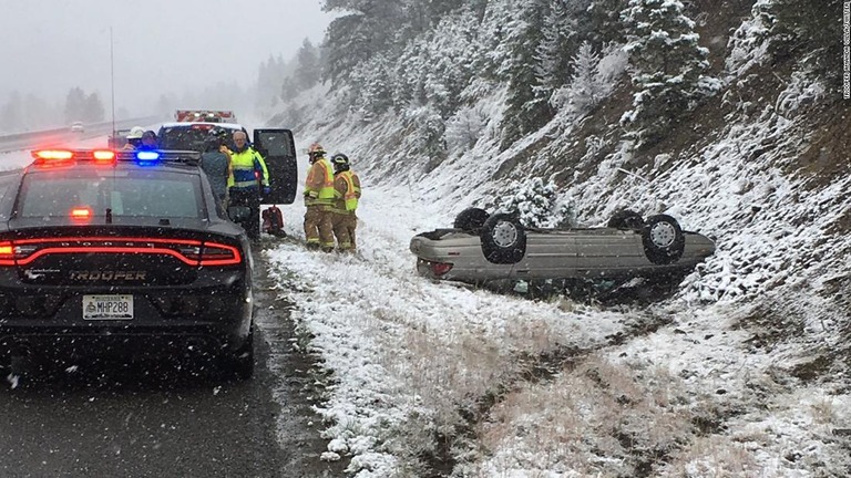 雪の影響で自動車事故も発生した/Trooper Amanda Villa/Twitter