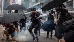 香港デモ１７週目、警察が「青い水」噴射も　国慶節控え