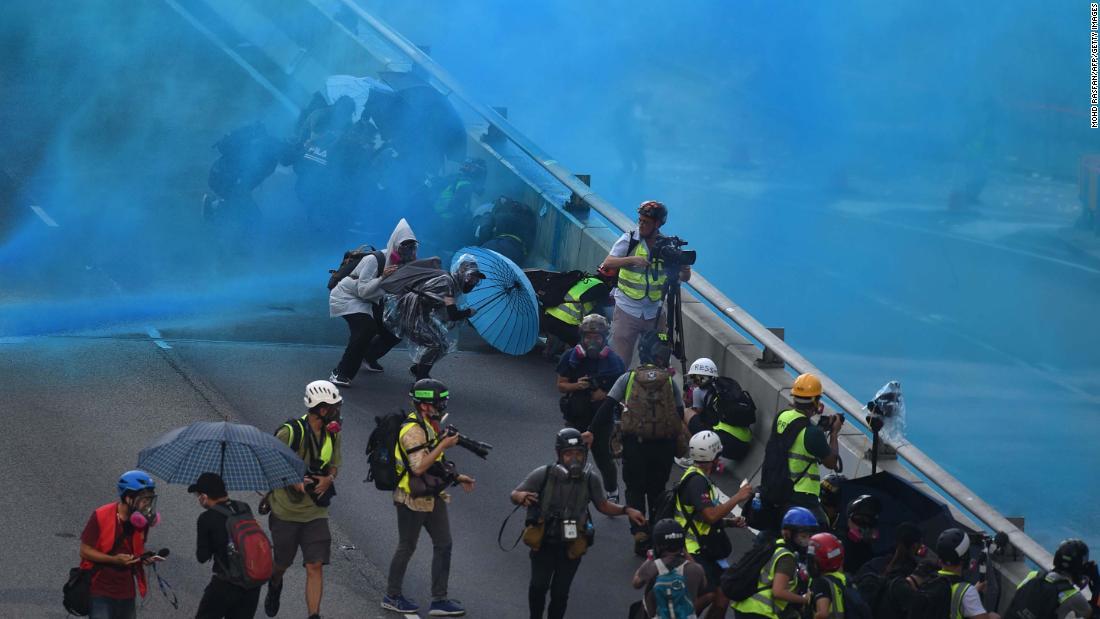 金鐘地区では警官隊が青い染料入りの水を噴射/Mohd Rasfan/AFP/Getty Images