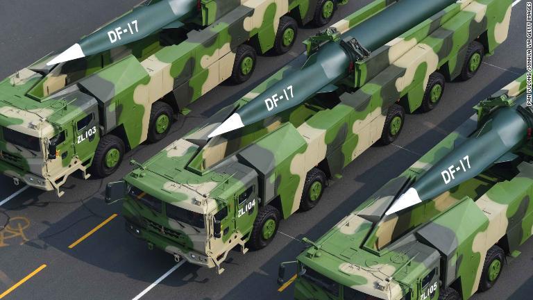 軍事パレードに登場した中距離弾道ミサイル「ＤＦ（東風）１７」/Pan Yulong /Xinhua via Getty Images