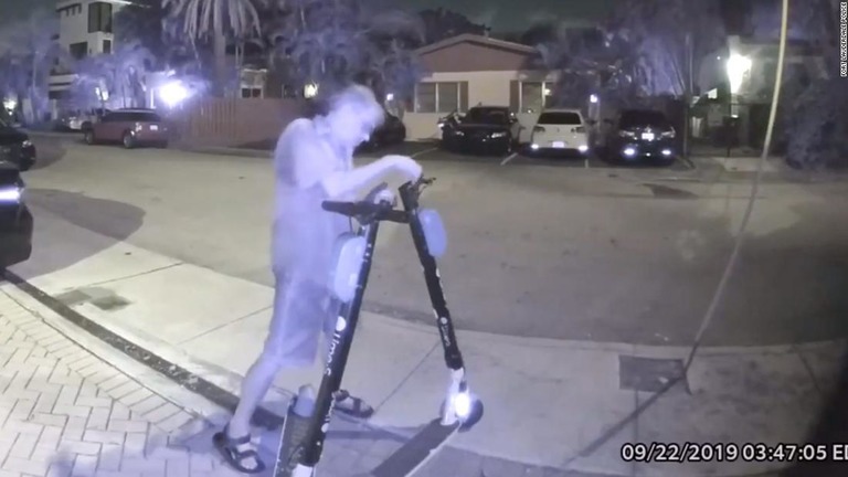 警察はブレーキワイヤーを切断する男の映像を公開/Fort Lauderdale Police