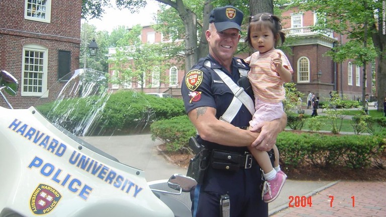ハーバード大学警察の警官と写真を撮る３歳のクリスタル・ワンさん
/Courtesy Crystal Wang