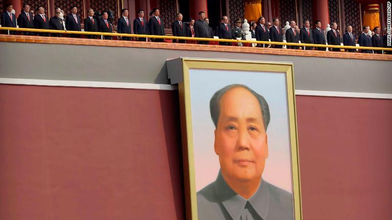 天安門に掲げられた毛沢東主席の肖像画と、居並ぶ中国指導者ら/Mark Schiefelbein/AP