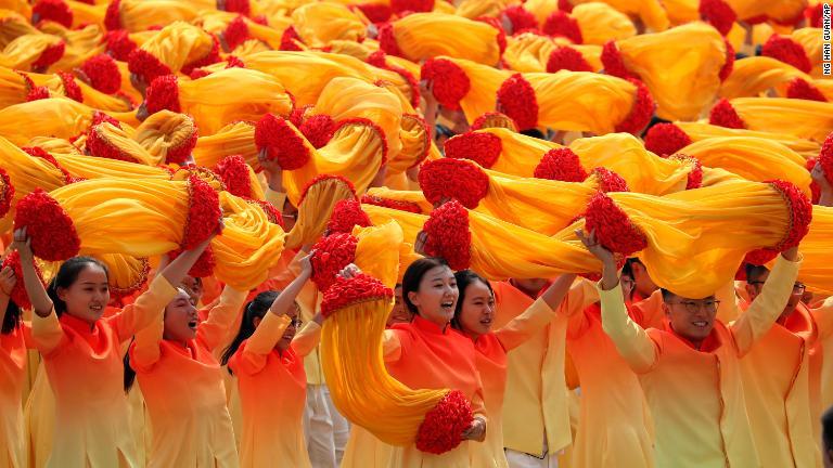 祝賀パレードの参加者たち/Ng Han Guan/AP