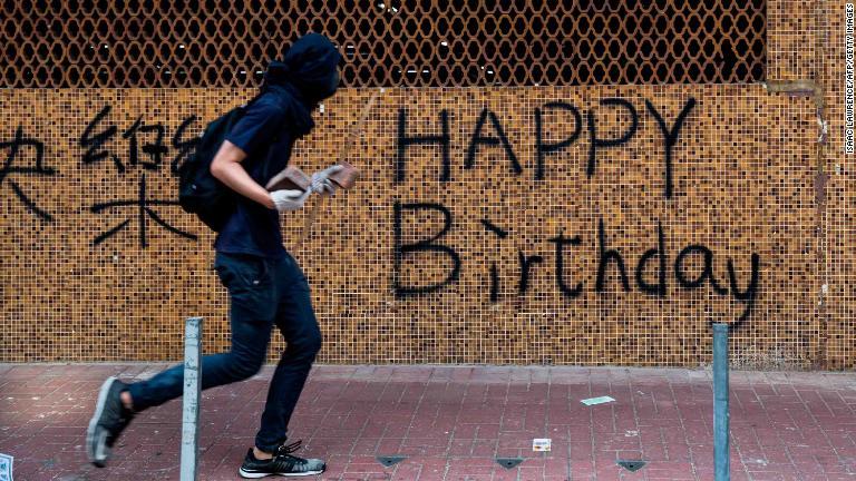 石を持っているデモ参加者＝香港/Isaac Lawrence/AFP/Getty Images