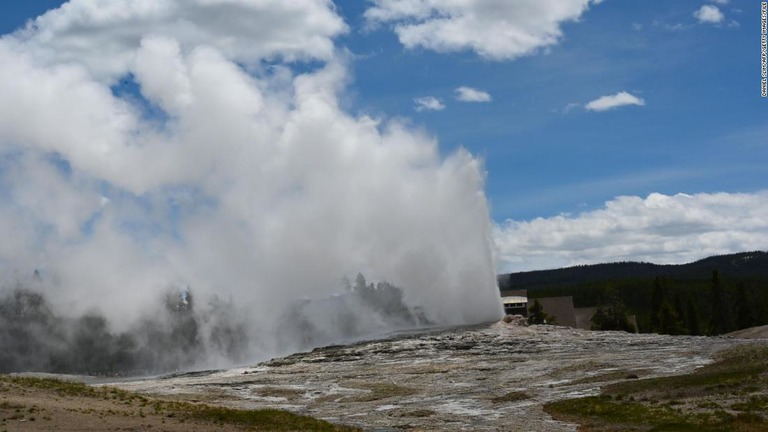米国立公園内の間欠泉の噴出口近くで男性が熱水に落ち、重度のやけどを負った/Daniel Slim/AFP/Getty Images/FILE
