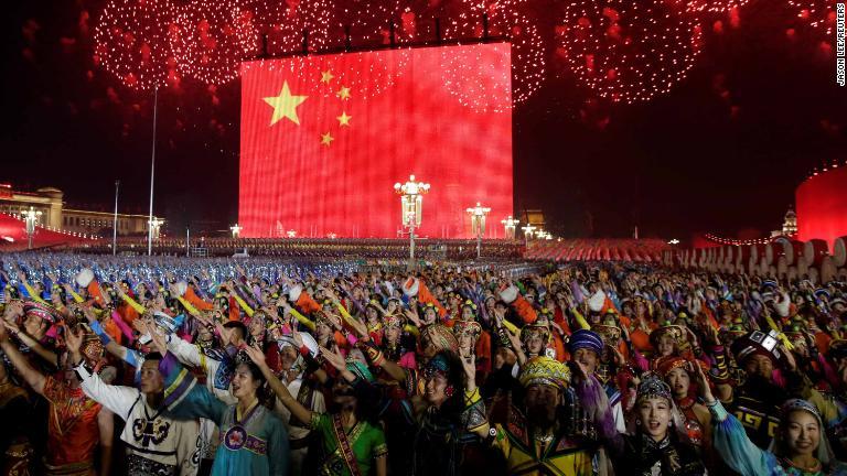 建国７０年を祝って天安門広場の上空に打ち上げられた花火/Jason Lee/Reuters