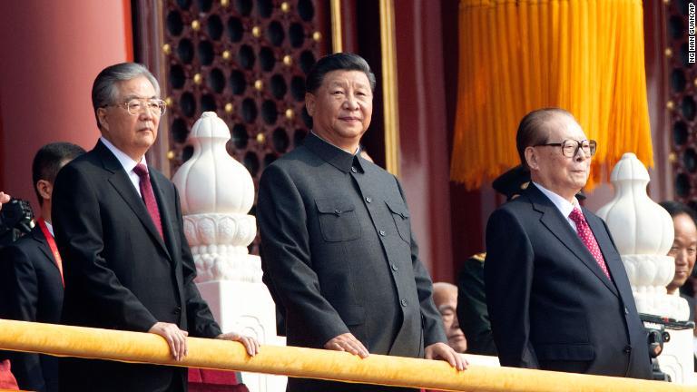 祝賀行事には、習近平国家主席（中央）や胡錦濤前国家主席（左）、江沢民元国家主席らも参加した/Ng Han Guan/AP