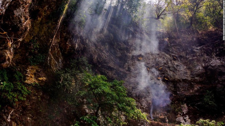 切り立った崖が続く中国雲南省の山間部/Kevin Frayer/Getty Images AsiaPac/Getty Images