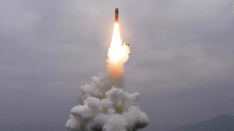 北朝鮮が、新型の潜水艦発射弾道ミサイルの発射実験を行ったと確認した/Rodong Sinmun
