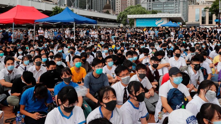 香港政府が公的な集まりでのマスク着用を禁止する/Kin Cheung/AP