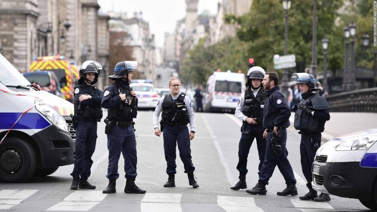パリの警察本部で職員の男が同僚に刃物で襲いかかり、４人を殺害した/MARTIN BUREAU/AFP/Getty Images