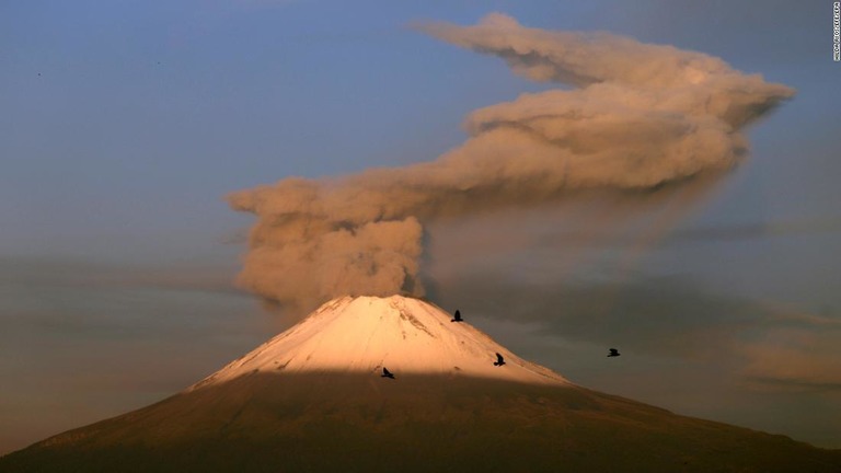 メキシコのポポカテペトル火山の噴火の様子＝１０月２日/Hilda Ríos/EFE/EPA