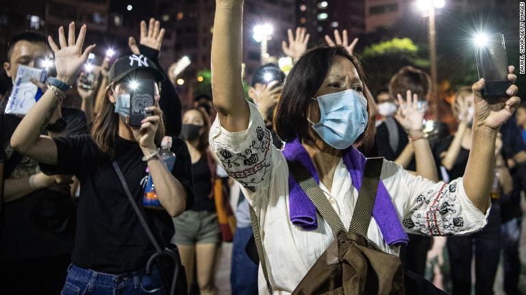 「覆面禁止法」に抗議する人々＝１０月５日/Laurel Chor/Getty Images