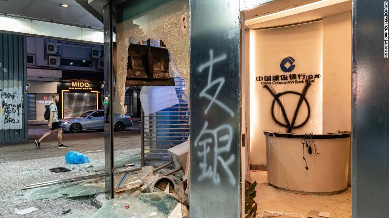 壊された中国建設銀行の店舗/Anthony Kwan/Getty Images