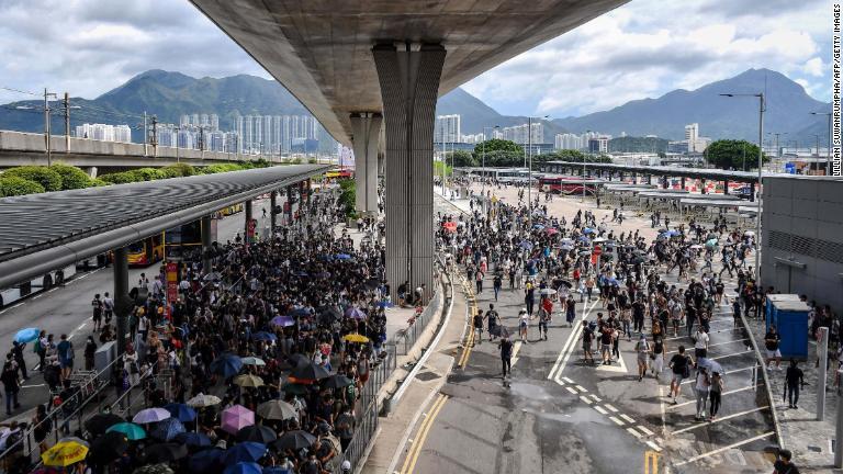 空港のバスターミナルに集まったデモ参加者＝１日/Lillian Suwanrumpha/AFP/Getty Images